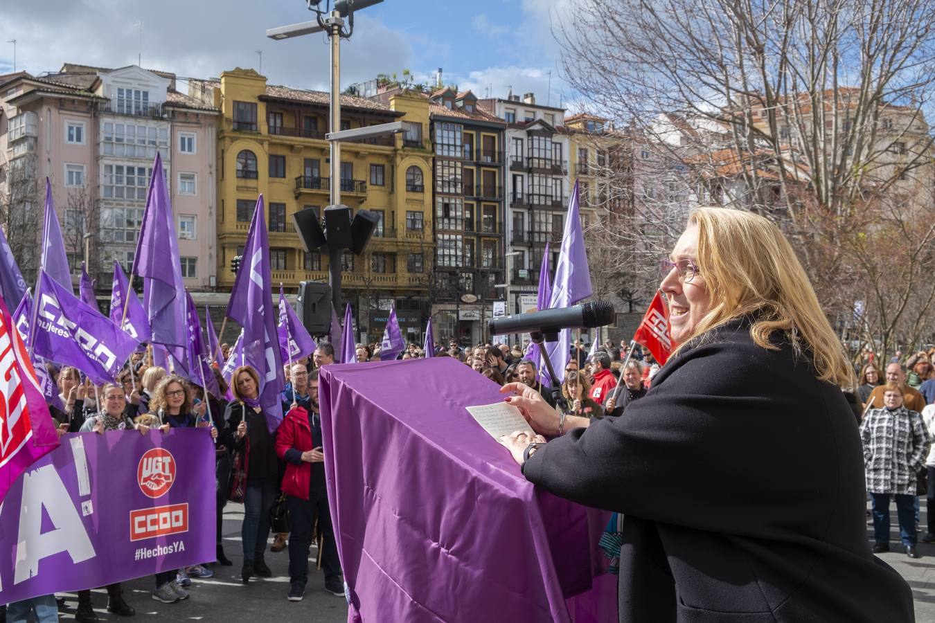 Concentración organizada por los sindicatos en la plaza del Ayuntamiento de Santander.