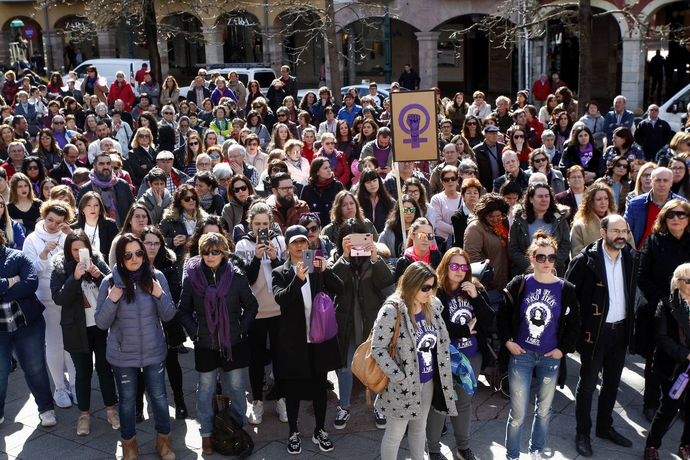 Concentración celebrada en la plaza del ayuntamiento de Torrelavega.