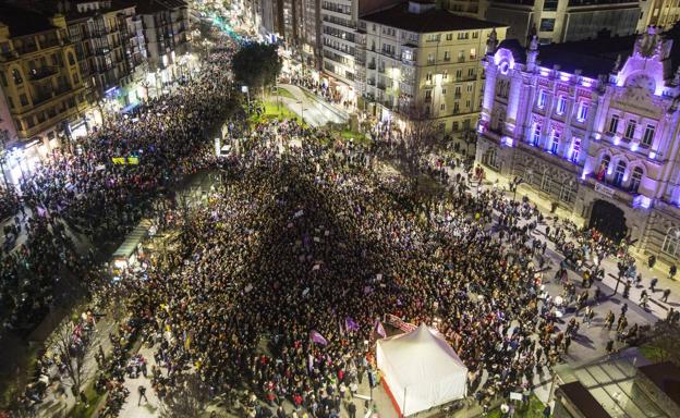 Miles de personas llegan al Ayuntamiento de Santander.