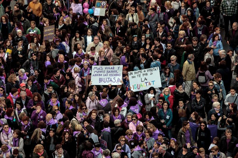 Una marea morada recorre todo el país para reivindicar la igualdad de género