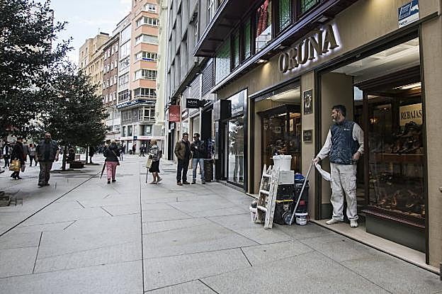 Una imagen de la calle Lealtad, ayer por la mañana, que, junto a otras zonas del centro, vivió el 8 de marzo como un día más en el calendario.