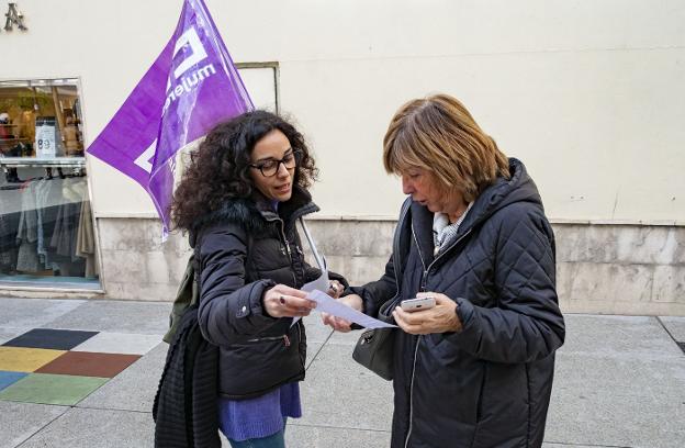 Actividad sindical. Gema reparte folletos acerca de la manifestacióN.