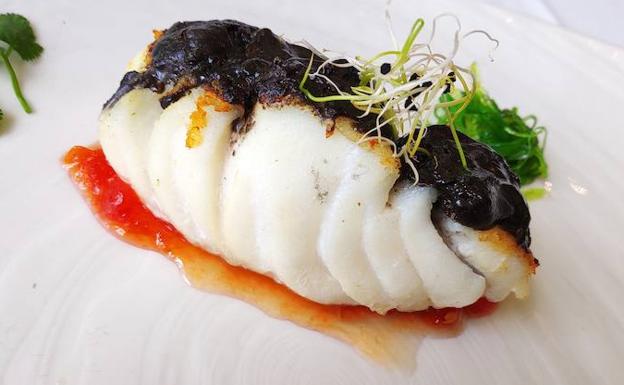 Skrei confitado en ajos negros a baja temperatura sobre mermelada de tomate y ali oli negro.