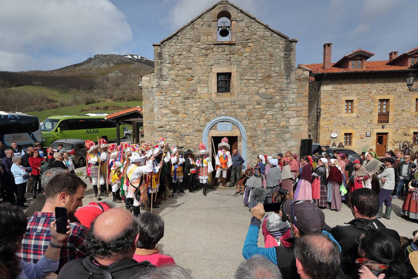 Fotos: Los zamarrones recorren el valle de Polaciones