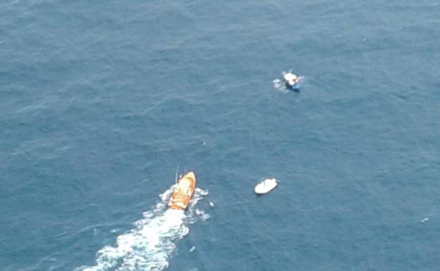 Rescatados los tres tripulantes de una embarcación a la deriva en San Vicente de la Barquera