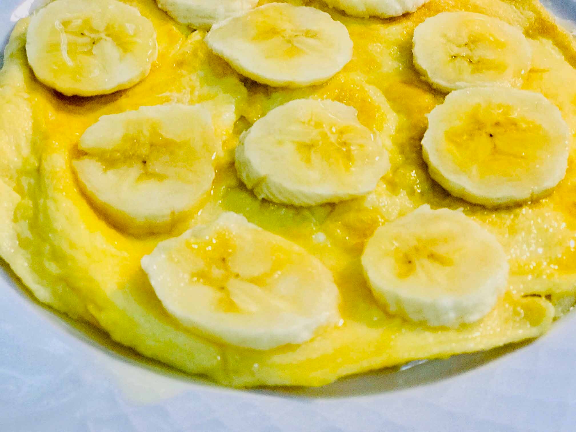 Tortilla de huevo, plátano y miel de limón. 3-Trocear el plátano. Añadir el plátano y la miel de limón a la tortilla.