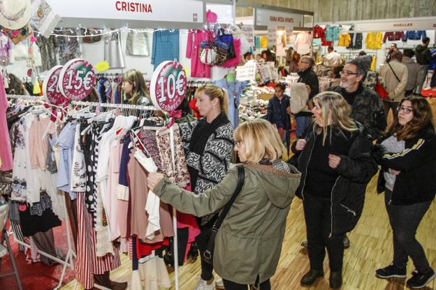 Visitantes de la Feria del Stock de Santander miran ofertas en una de las tiendas