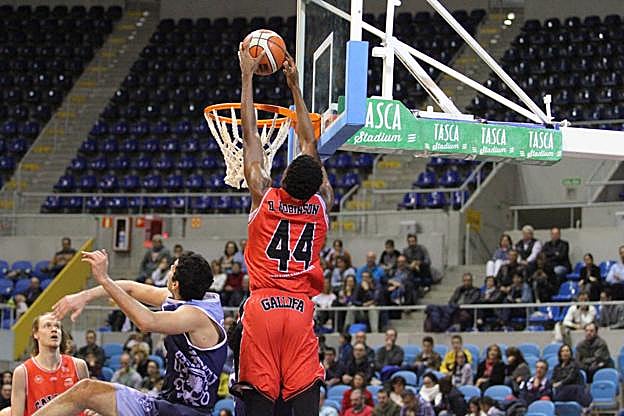 Robinson se dispone a encestar ante el Valladolid.