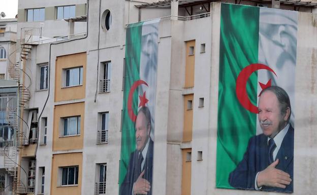 Imagenes de presidente de Argelia, Abdelaziz Buteflika, este lunes en Argel.