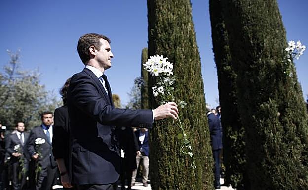 El presidente del Partido Popular, Pablo Casado, durante la ofrenda floral en el acto en memoria de las víctimas del 11-M en el Bosque del Recuerdo del Retiro. 