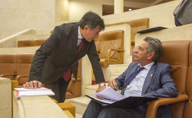 Revilla y Fernández Mañanes durante el Pleno.