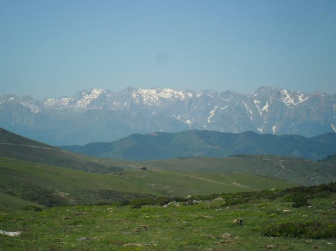 Vistas desde Rumeceo. Al NO los Picos de Europa.