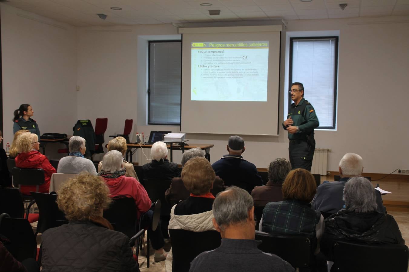 Charla de la Guardia Civil para personas mayores impartida en Entrambasaguas hace unos meses.