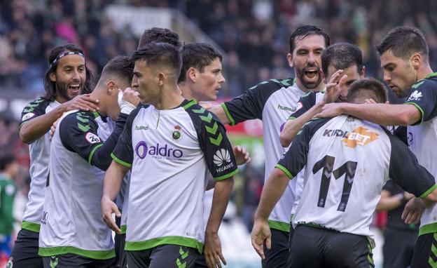 Los jugadores celebran el gol de Berto Cayarga en El Sardinero ante el Sporting B el pasado domingo.