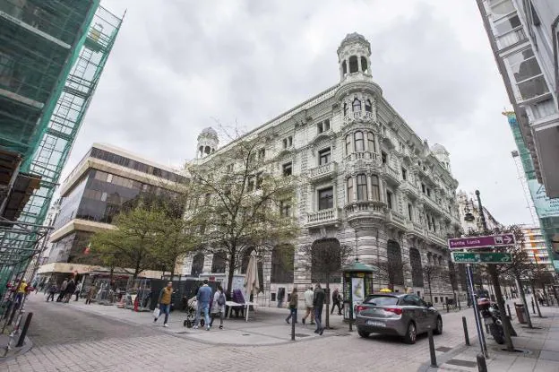 Imagen de ayer del edificio del que fuera Banco Mercantil, en Hernán Cortés. El material junto a la fachada principal es de la obra en el edificio que hay enfrente. 