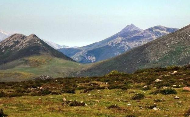 Vistas desde el Collado de Rumaceo: Al N-NO Los picos Helguera y La Concilla (derecha), separados por la Canal del Hitón y, encima de ésta el Cornón de Peña Sagra.