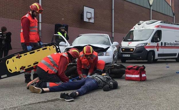 Simulacro de accidente de tráfico en el instituto Augusto González de Linares