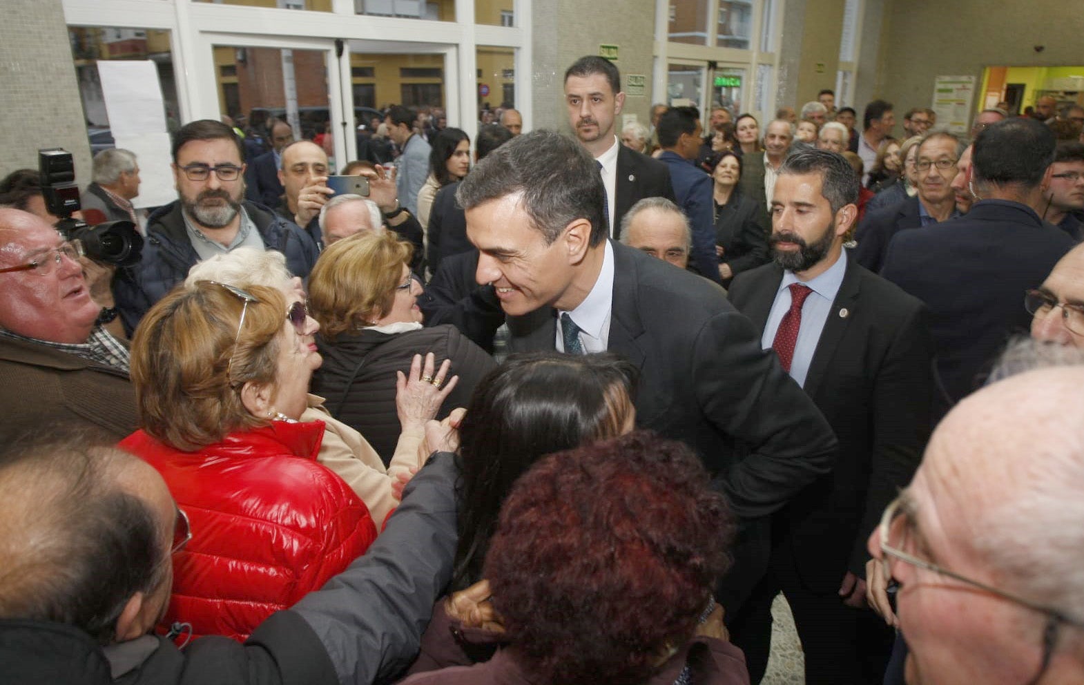 Imagen. Una multitud recibió a Sánchez a su llegada a Torrelavega