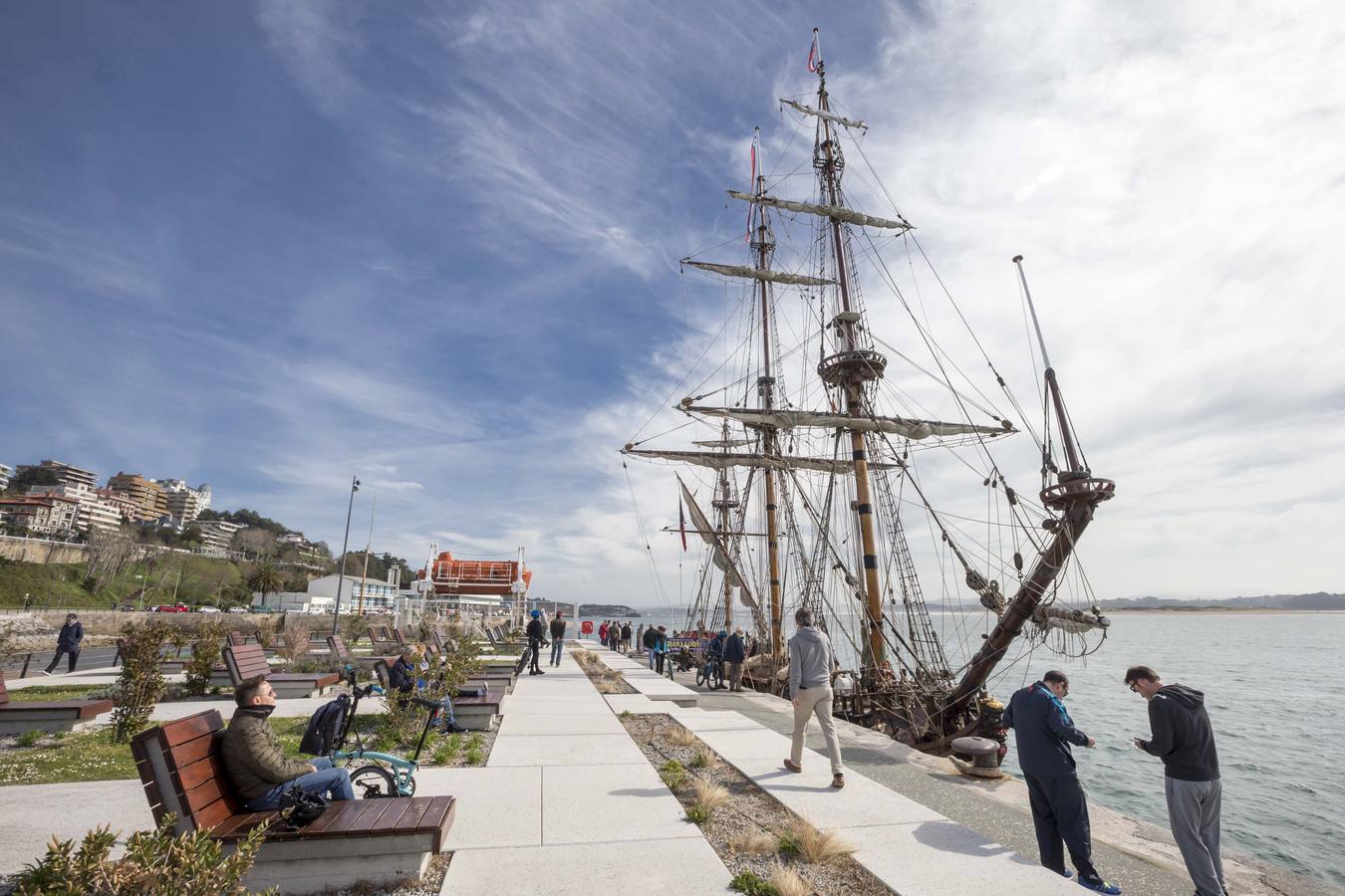 El 'Shtandart' ha fondeado en Santander procedente de La Rochelle. Visitar esta réplica de una fragata de la armada imperial rusa es como viajar en el tiempo, hasta los tiempos del zar Pedro el Grande (1672-1725).