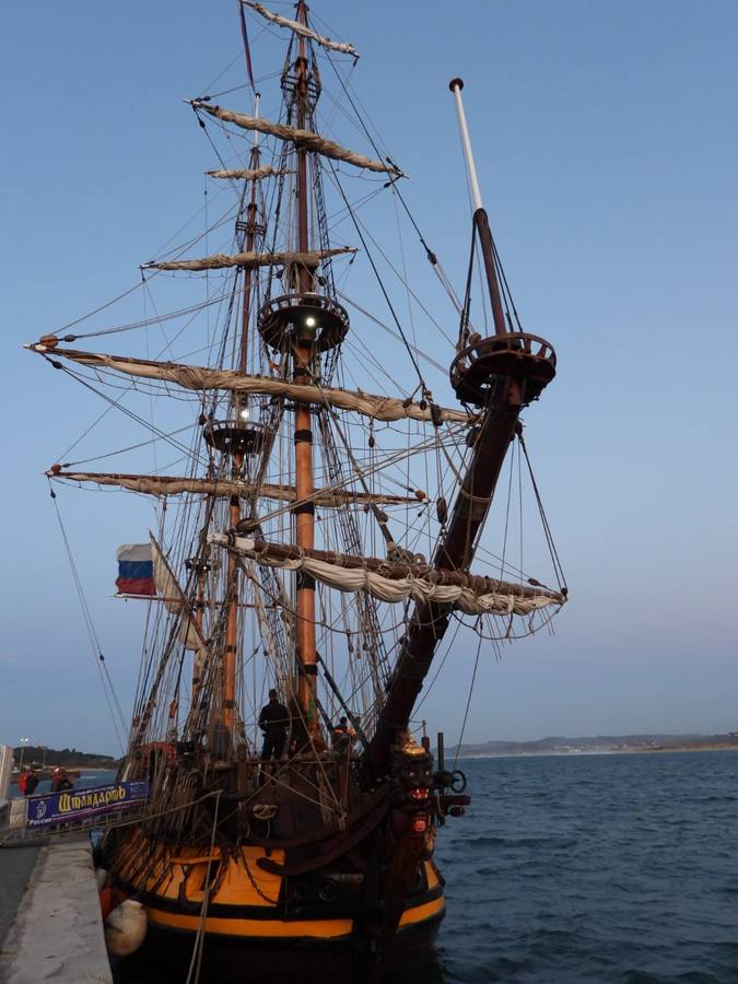 El 'Shtandart' ha fondeado en Santander procedente de La Rochelle. Visitar esta réplica de una fragata de la armada imperial rusa es como viajar en el tiempo, hasta los tiempos del zar Pedro el Grande (1672-1725).