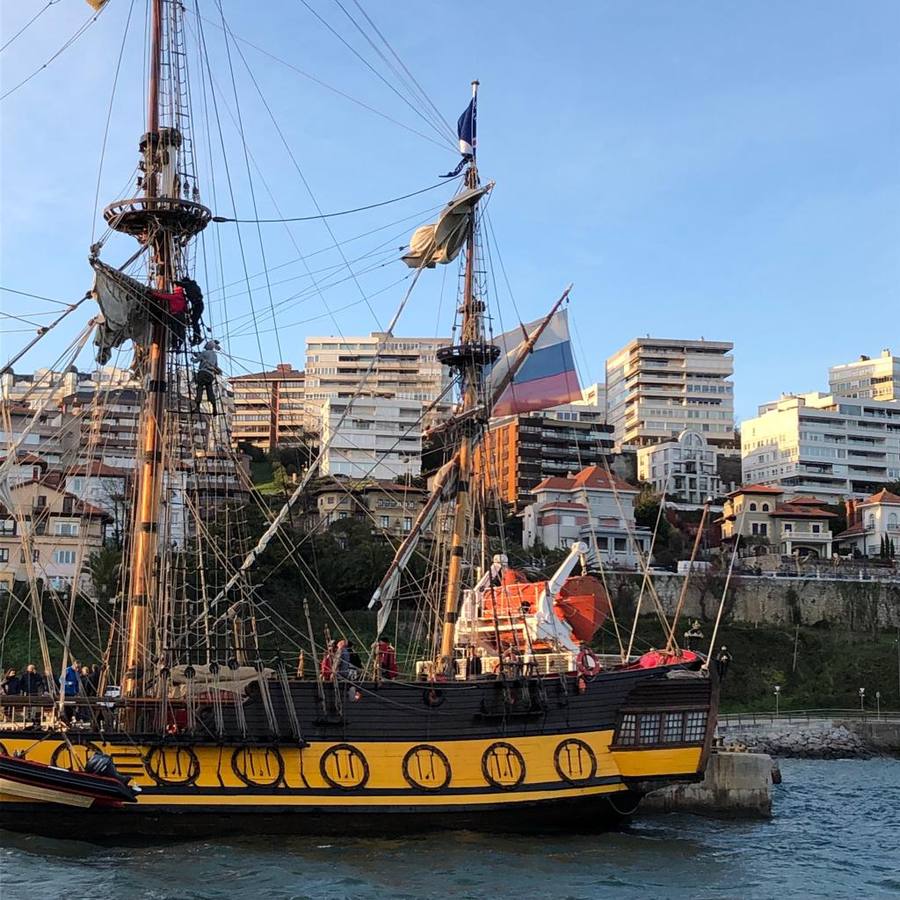 El 'Shtandart' ha fondeado en Santander procedente de La Rochelle. Visitar esta réplica de una fragata de la armada imperial rusa es como viajar en el tiempo, hasta los tiempos del zar Pedro el Grande (1672-1725).