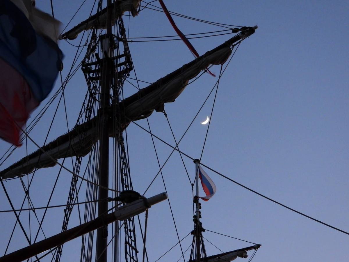 El 'Shtandart' ha fondeado en Santander procedente de La Rochelle. Visitar esta réplica de una fragata de la armada imperial rusa es como viajar en el tiempo, hasta los tiempos del zar Pedro el Grande (1672-1725).