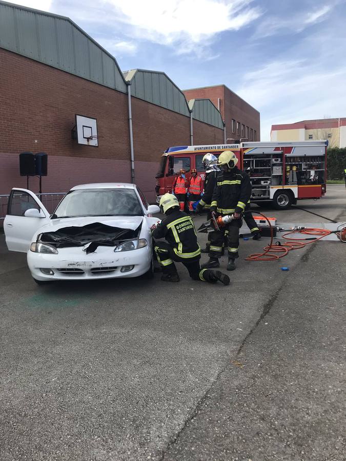 Fotos: Simulacro de accidente de tráfico en el instituto Augusto González de Linares