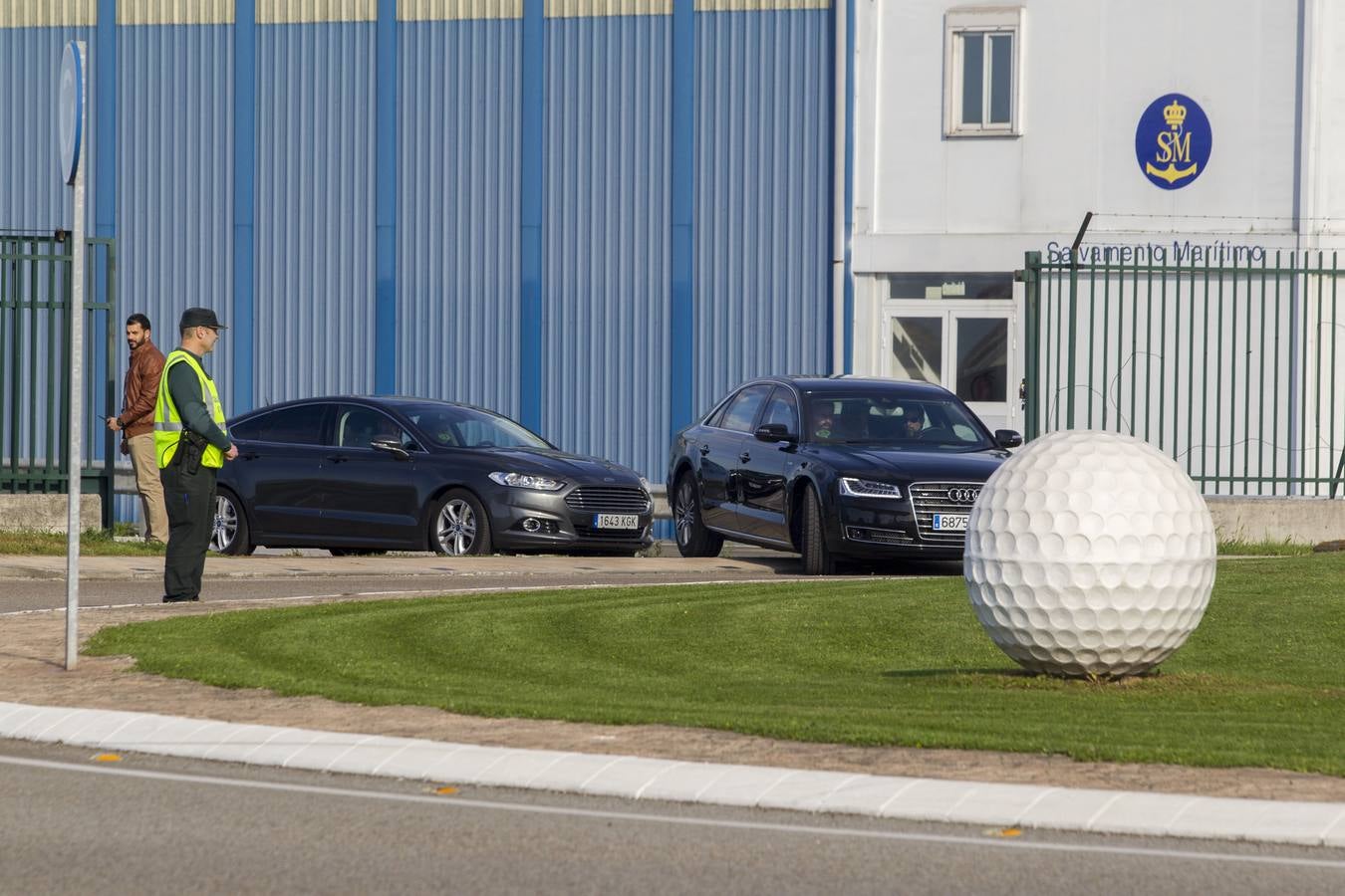 El Falcon del presidente del Gobierno ha aterrizado a las 16:30 en el aeropuerto Seve Ballesteros | Tras visitar la neocueva y las salas del museo, el líder socialista estará en el Mercado Nacional de Ganados de Torrelavega y mantendrá un encuentro con jóvenes en la bolera Severino Prieto 