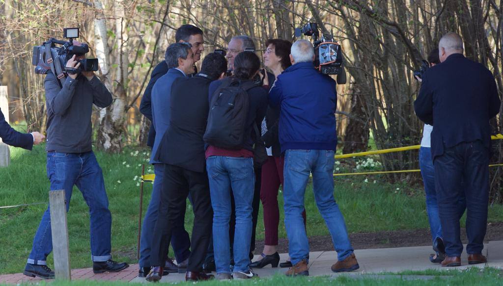 El Falcon del presidente del Gobierno ha aterrizado a las 16:30 en el aeropuerto Seve Ballesteros | Tras visitar la neocueva y las salas del museo, el líder socialista estará en el Mercado Nacional de Ganados de Torrelavega y mantendrá un encuentro con jóvenes en la bolera Severino Prieto 