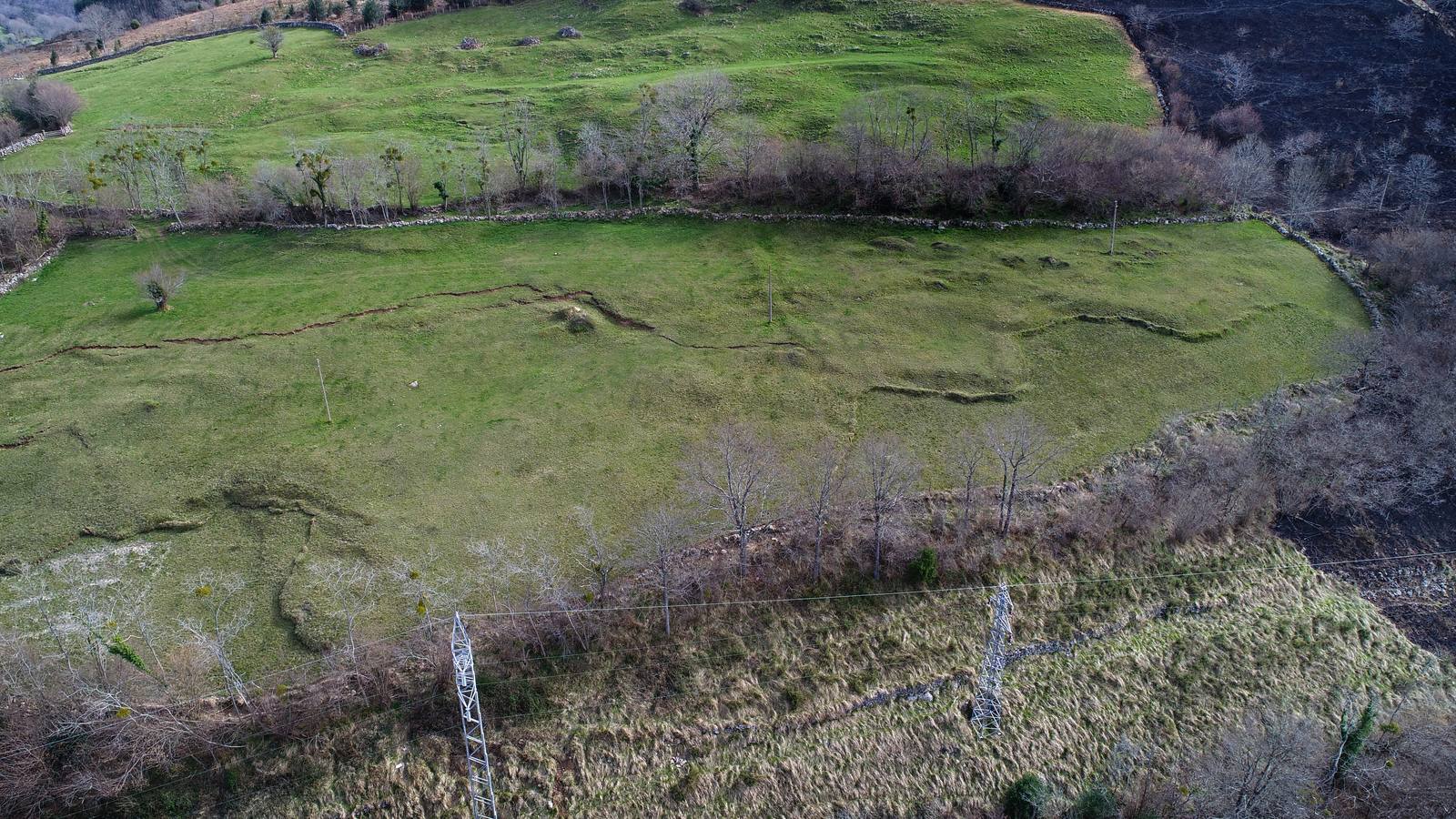 Aparece en Rionansa una gran grieta en una finca cercana a la carretera que puede acabar en argayo