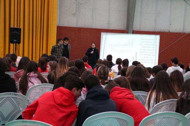 Un total de 200 alumnos de cuarto de la ESO y Primero de Bachillerato acudieron a la charla sobre incendios. 