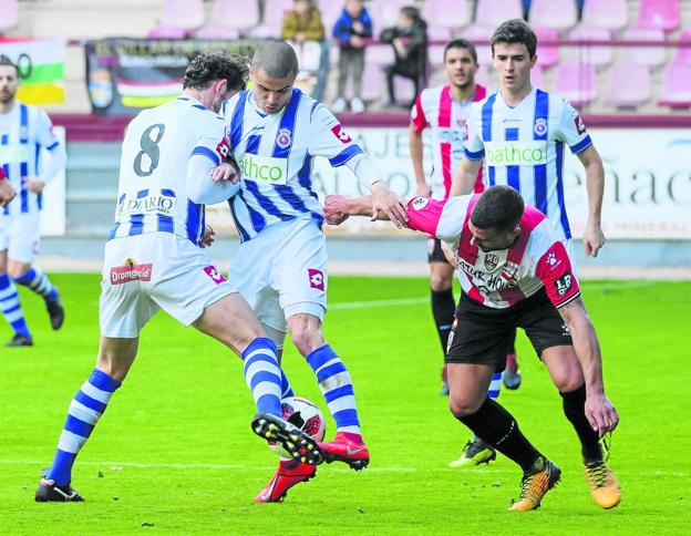 Palazuelos (de espaldas) y Fer, durante el partido del pasado domingo en Logroño. :: fernando díaz