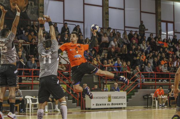 Eduardo Fernández intenta el lanzamiento ante el Cuenca en el partido de la semana pasada en Torrelavega.