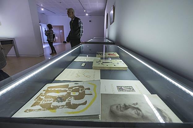 Ediciones, revistas, ediciones, fotografías, dibujos o manuscritos integran la cita sobre Piti.