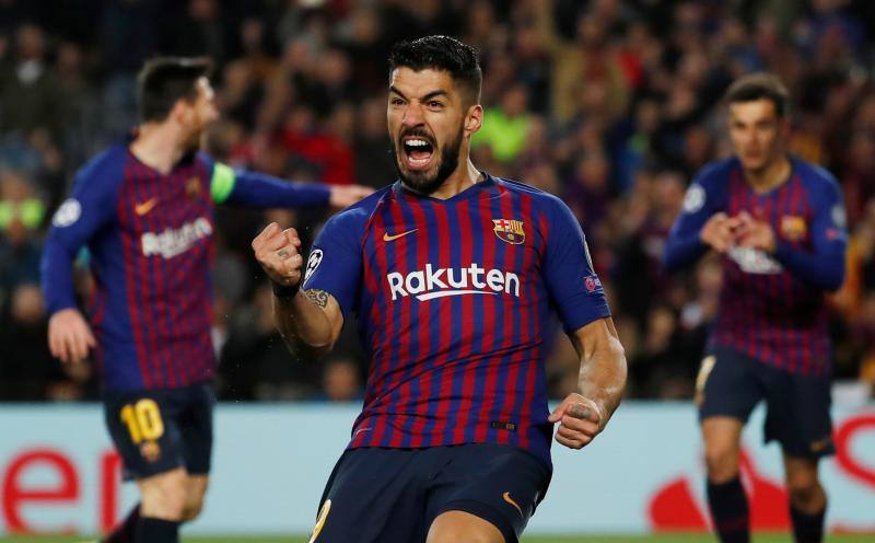 Suárez celebra el gol de Coutinho, al fondo