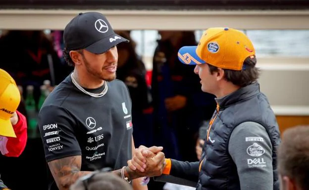 Saludo entre Hamilton y Sainz, gran favorito y único español en el Mundial de F1 2019.