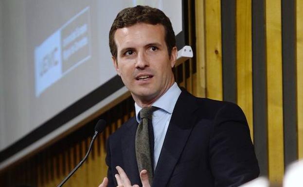 El presidente del PP, Pablo Casado, recibe el premio al personaje público que mejor comunica que conceden los medios de Castilla y León.