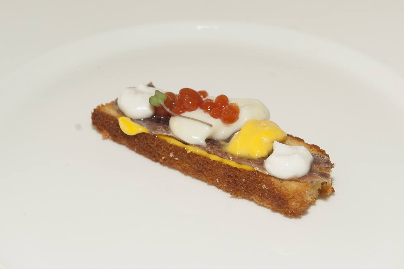 Tosta de sobao con lactonesa de anchoa. Ismael Estévez (Hotel Escuela Las Carolinas).