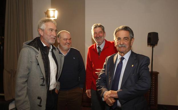 Revilla, junto a los candidatos a alcaldes del PRC en la zona del Besaya.