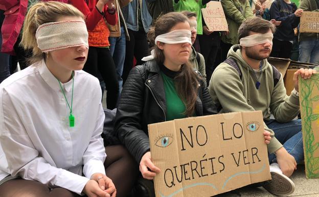 Imagen principal - Medio millar de jóvenes pide en Santander soluciones contra el cambio climático