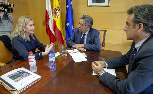 Díaz Real (izquierda), Revilla (centro) y Martín (derecha), en la reunión que han mantenido este viernes por la mañana en la sede del Gobierno de Cantabria.