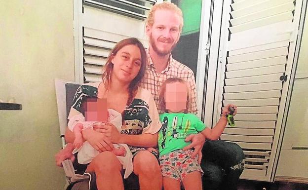 Los padres de los niños asesinados: una familia humilde con vida de okupas