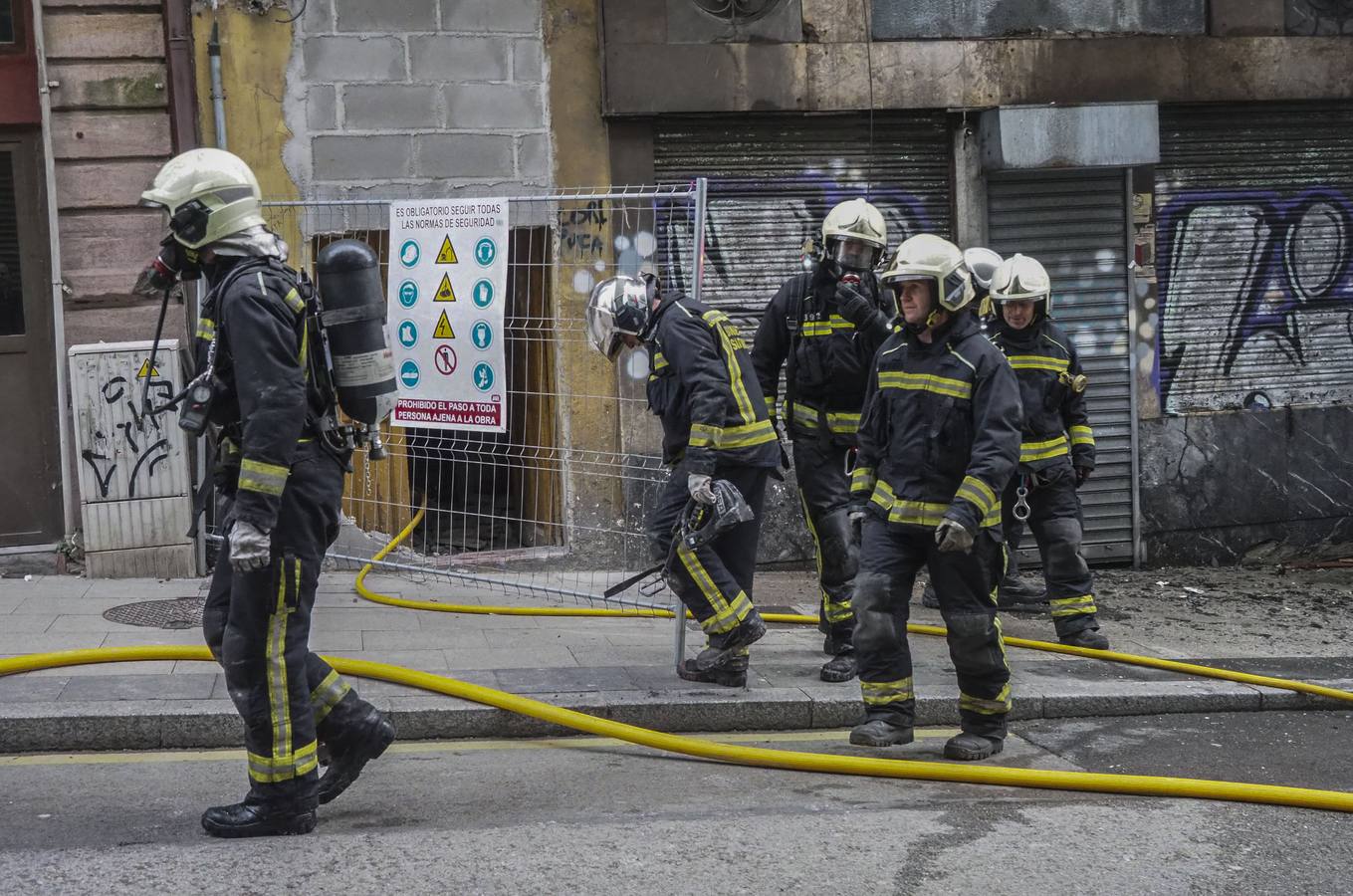 Fotos: Los Bomberos de Santander sofocan un incendio en el número 12 de la calle Alta, un edificio abandonado