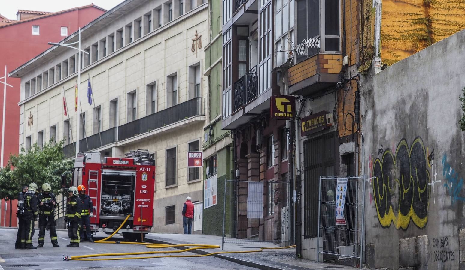 Fotos: Los Bomberos de Santander sofocan un incendio en el número 12 de la calle Alta, un edificio abandonado