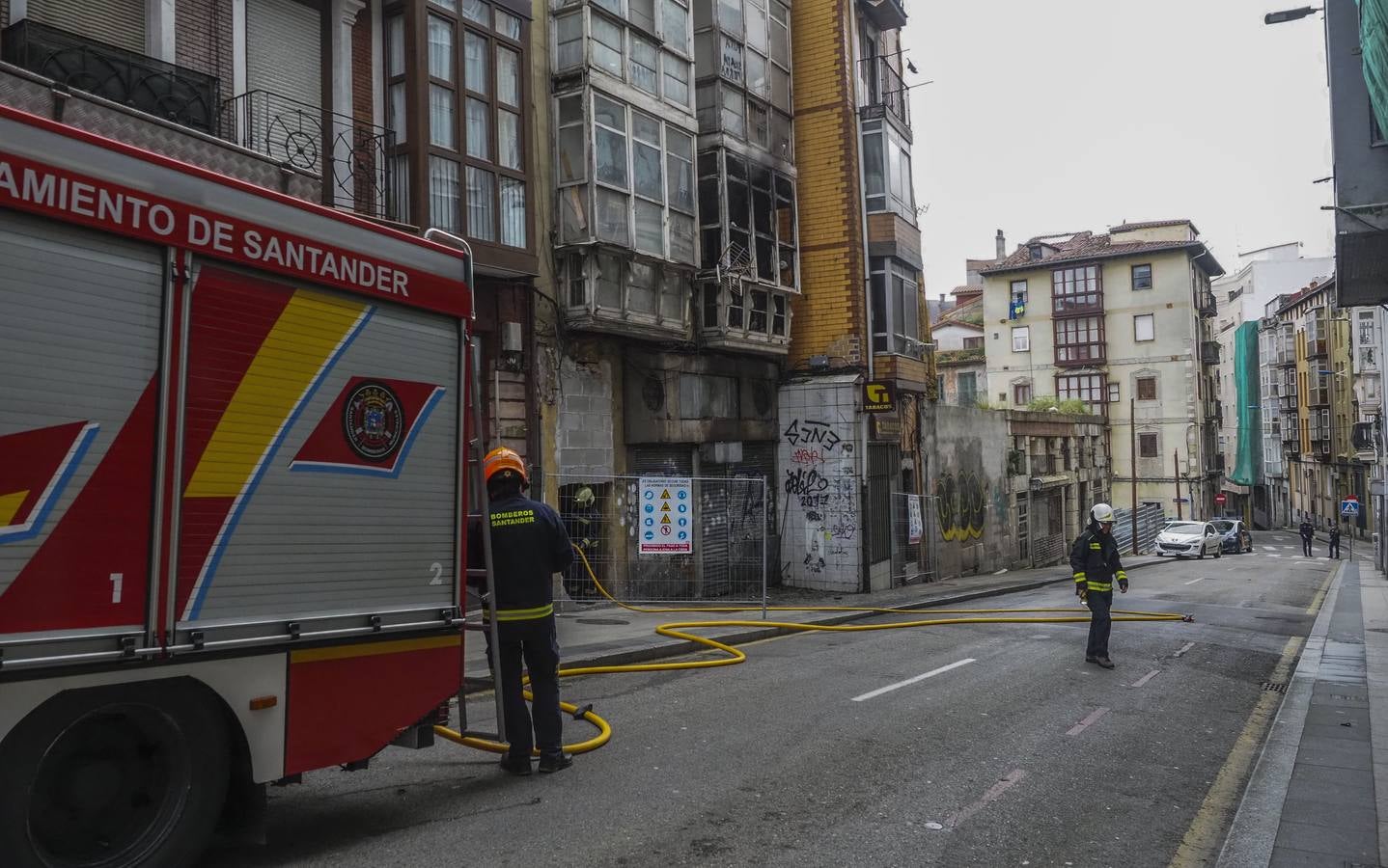 Fotos: Los Bomberos de Santander sofocan un incendio en el número 12 de la calle Alta, un edificio abandonado