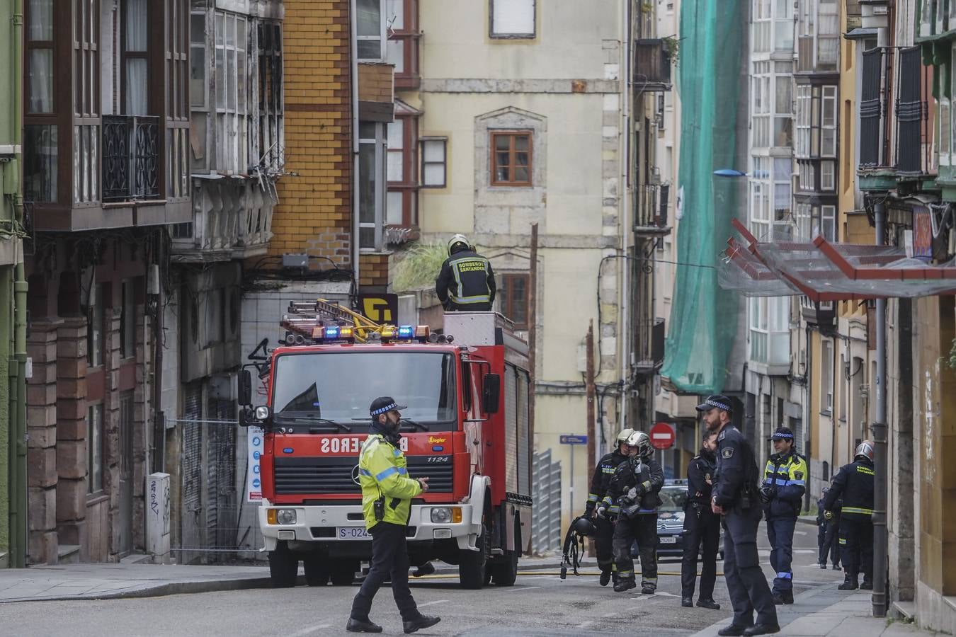 Fotos: Los Bomberos de Santander sofocan un incendio en el número 12 de la calle Alta, un edificio abandonado