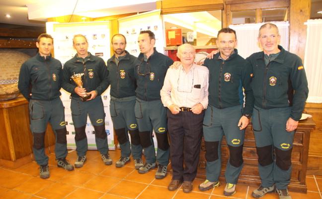 Integrantes del GREIM de la guardia civil de Potes, con la Copa Andrés de Regil, acompañados por uno de los organizadores de la prueba.