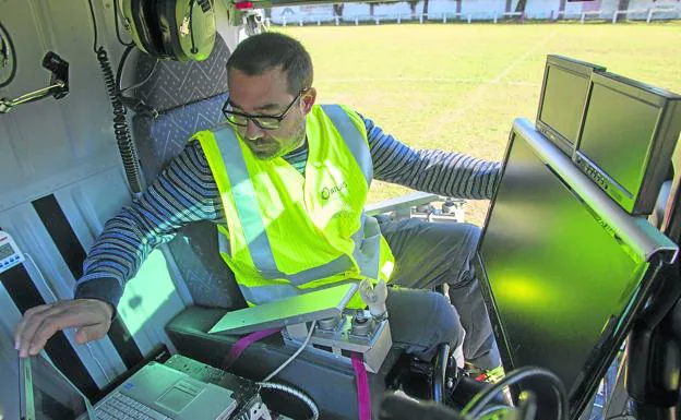 Técnicos especializados se encargan del manejo de los dispositivos que se emplean para la captura de los datos durante los trayectos por el aire.