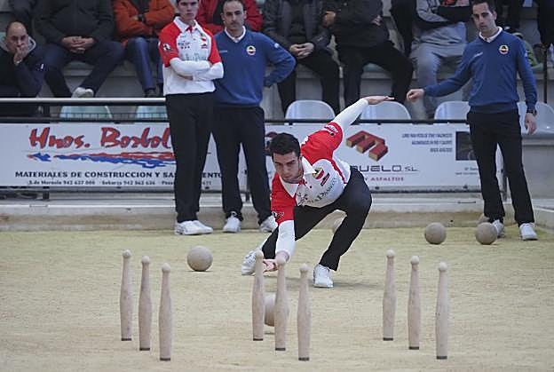 Javier Cacicedo birla para Riotuerto en la Copa Apebol. Este año el canterano debuta con su peña.