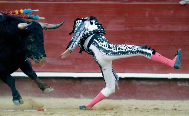 El diestro Enrique Ponce tras ser corneado.